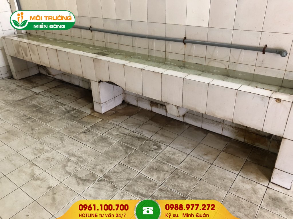 Giá dịch vụ thông tắc bồn tiểu tại TPHCM