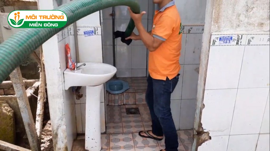 Cách thông tắc bồn cầu xổm bằng máy chuyên dụng