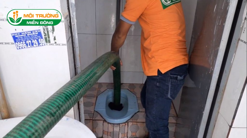 Cách thông tắc bồn cầu xổm bằng máy chuyên dụng