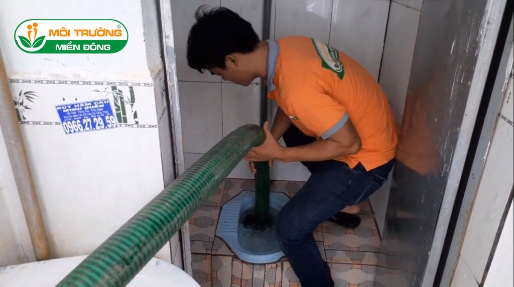 Cách thông tắc bồn cầu xổm bằng máy chuyên dụng