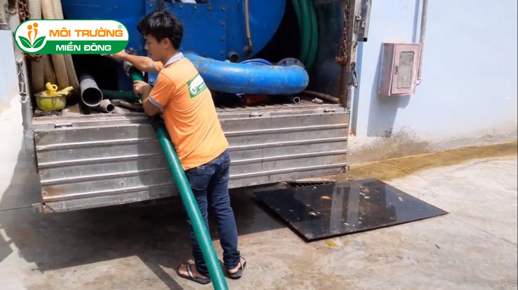 Cách thông tắc bồn cầu xổm bằng máy chuyên dụng