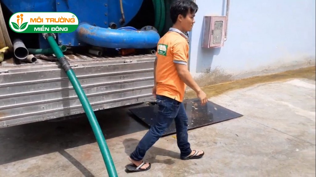 Cách thông tắc bồn cầu xổm bằng máy chuyên dụng