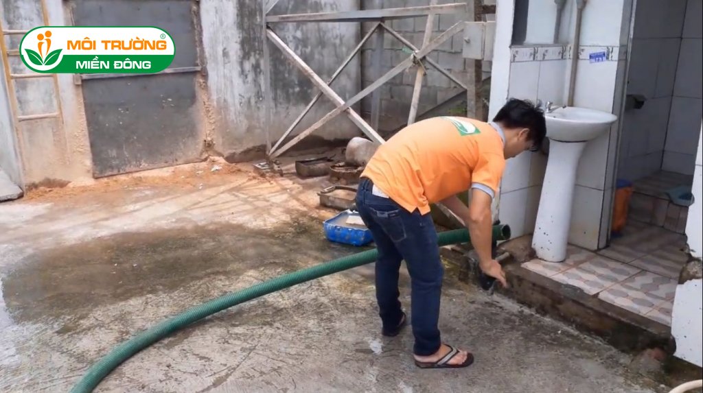 Cách thông tắc bồn cầu xổm bằng máy chuyên dụng