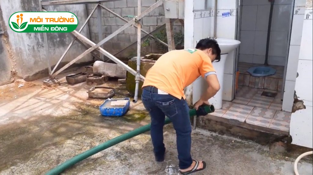 Cách thông tắc bồn cầu xổm bằng máy chuyên dụng