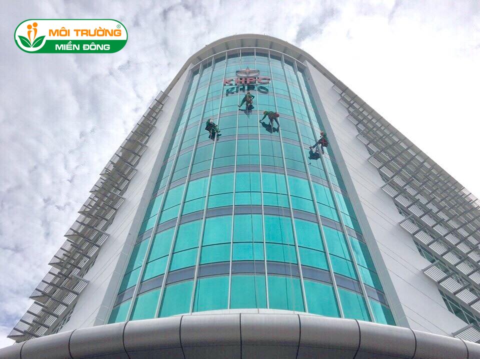 Đơn giá dịch vụ đu dây vệ sinh kính