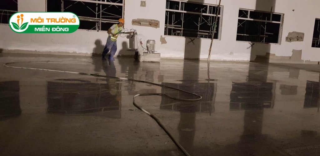 Bảng giá dịch vụ sơn nền epoxy hệ lăn