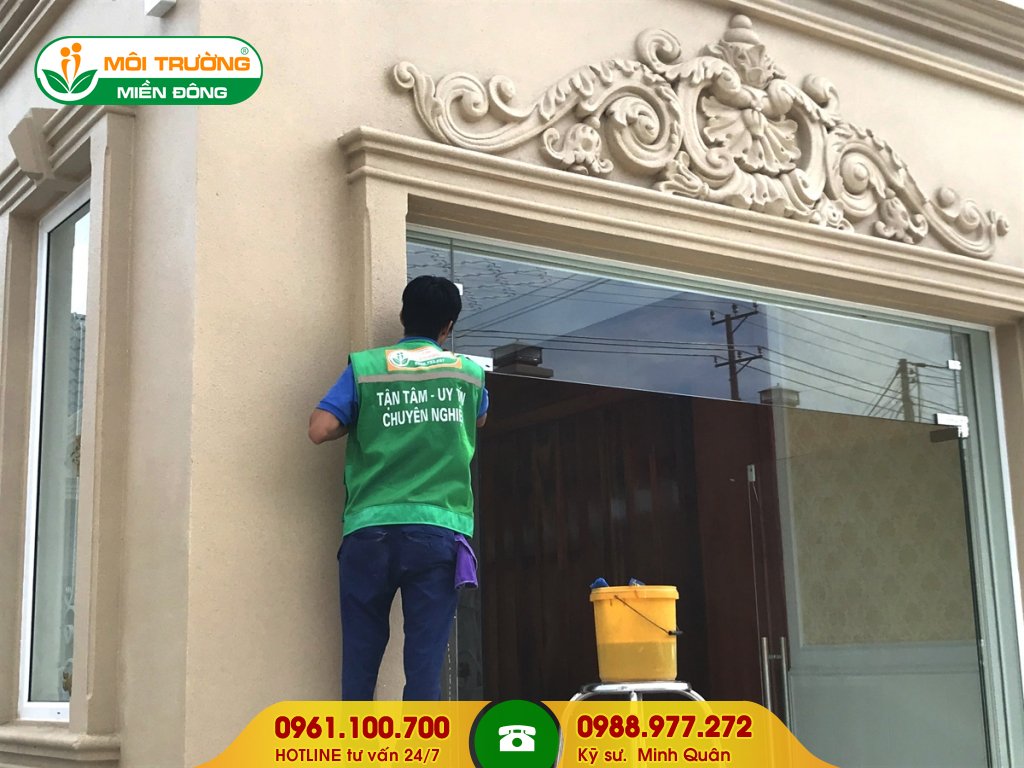 Bảng giá dịch vụ vệ sinh cửa