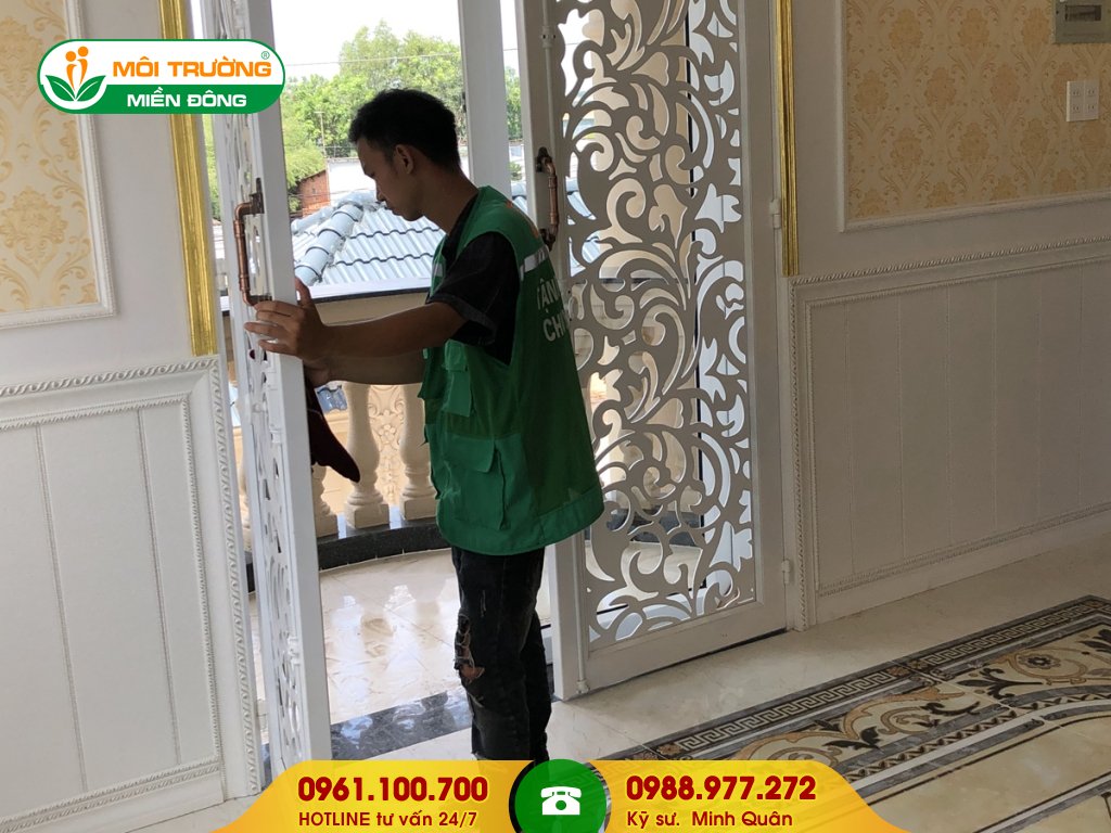 Chi phí dịch vụ vệ sinh kính trong nhà