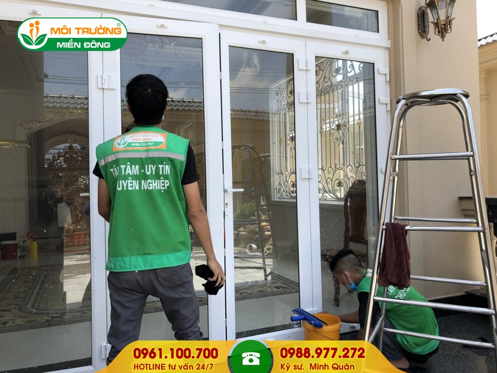 Thuê dịch vụ vệ sinh kính ngoài trời
