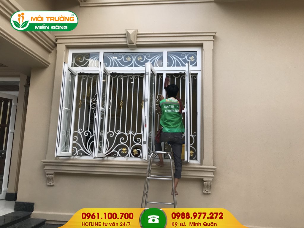 Chi phí dịch vụ vệ sinh kính