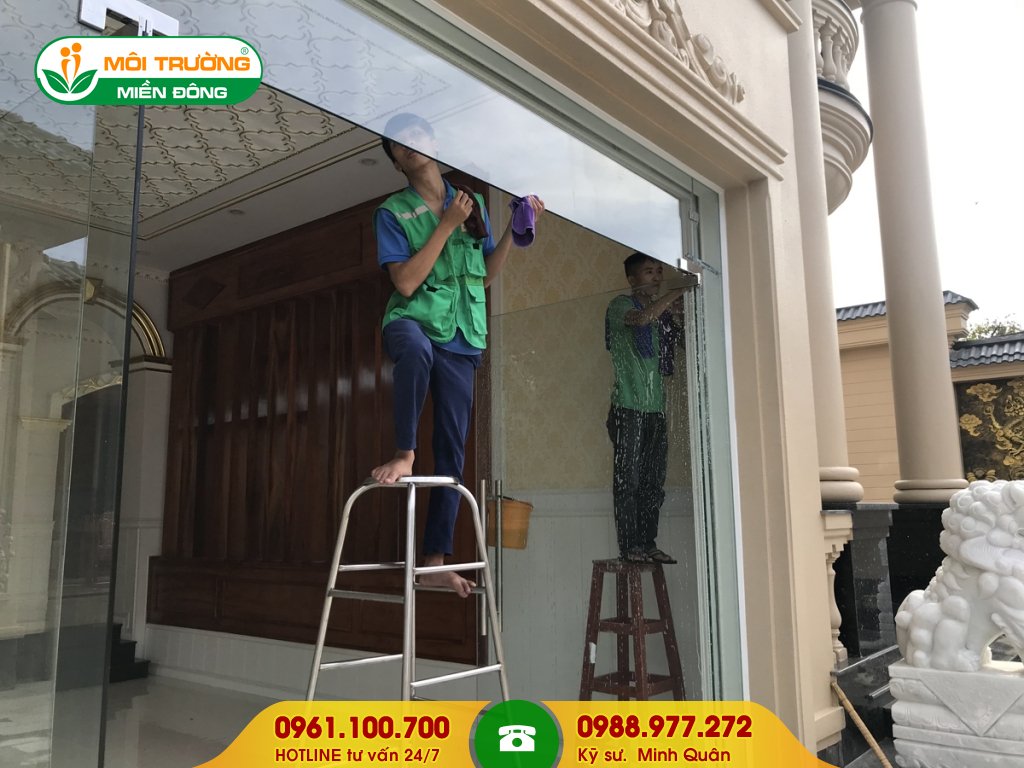 Báo giá dịch vụ vệ sinh kính ngoài trời