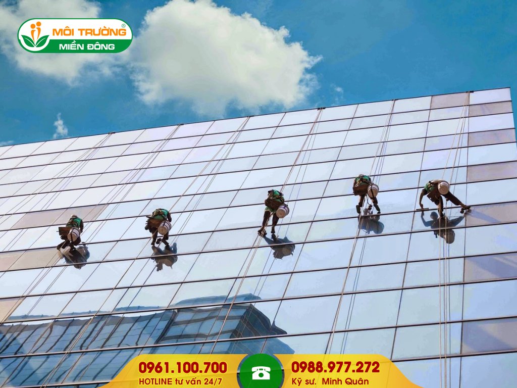 Báo giá dịch vụ vệ sinh kính toà nhà