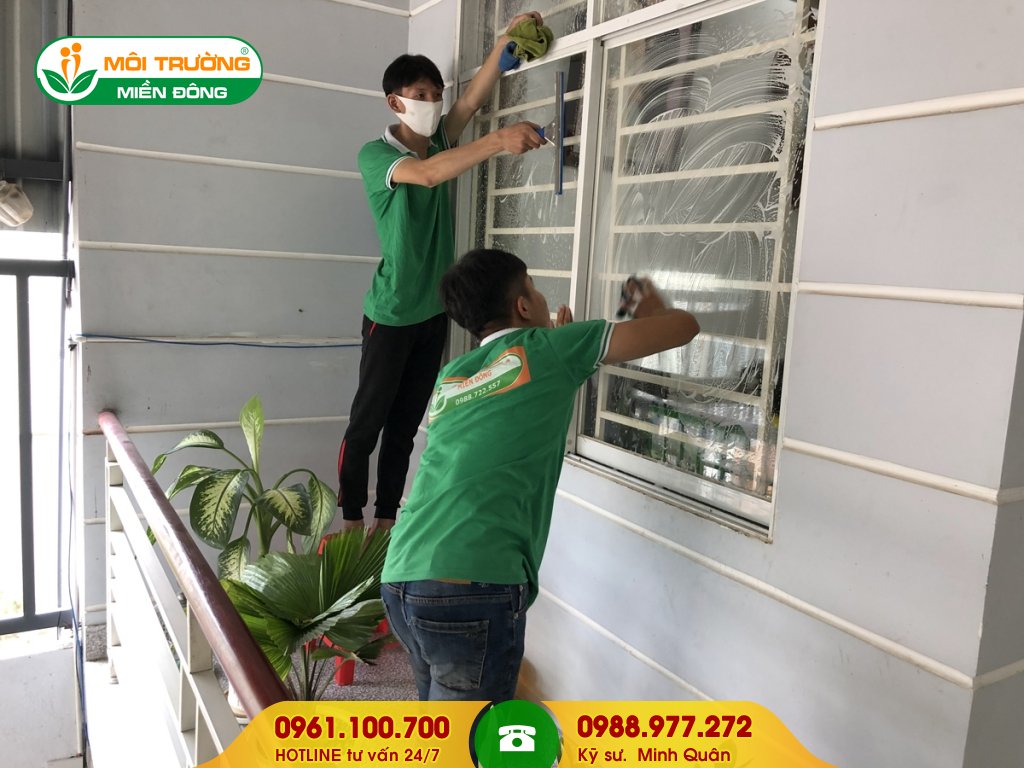 Chi phí dịch vụ vệ sinh kính văn phòng