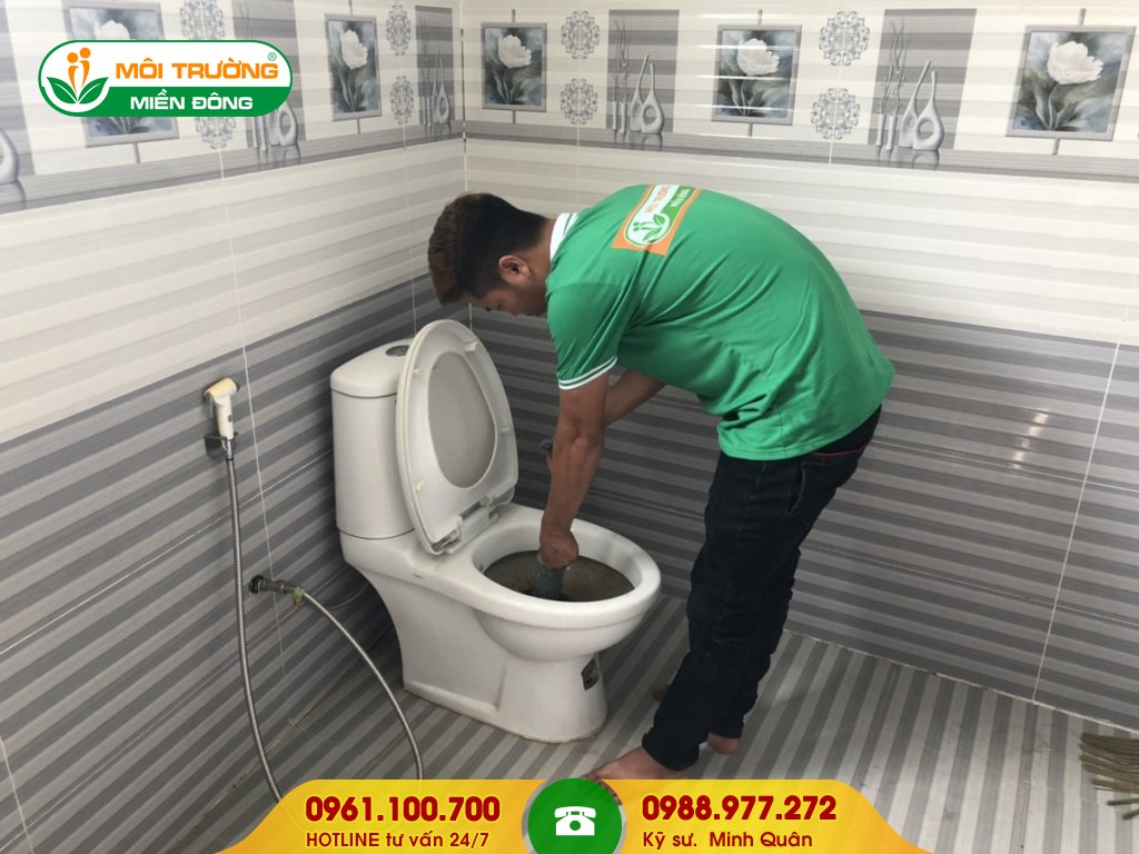 Giá dịch vụ thông tắc bồn cầu bằng cây thụt bồn cầu