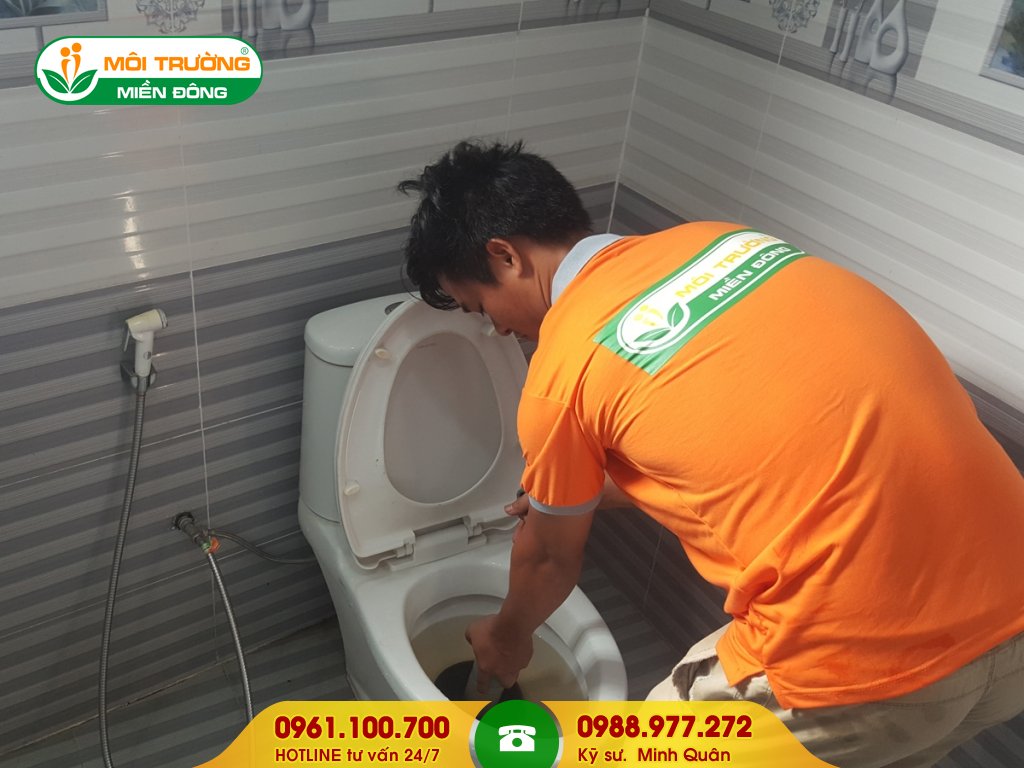 Báo giá thông tắc bồn cầu bằng cây thụt bồn cầu