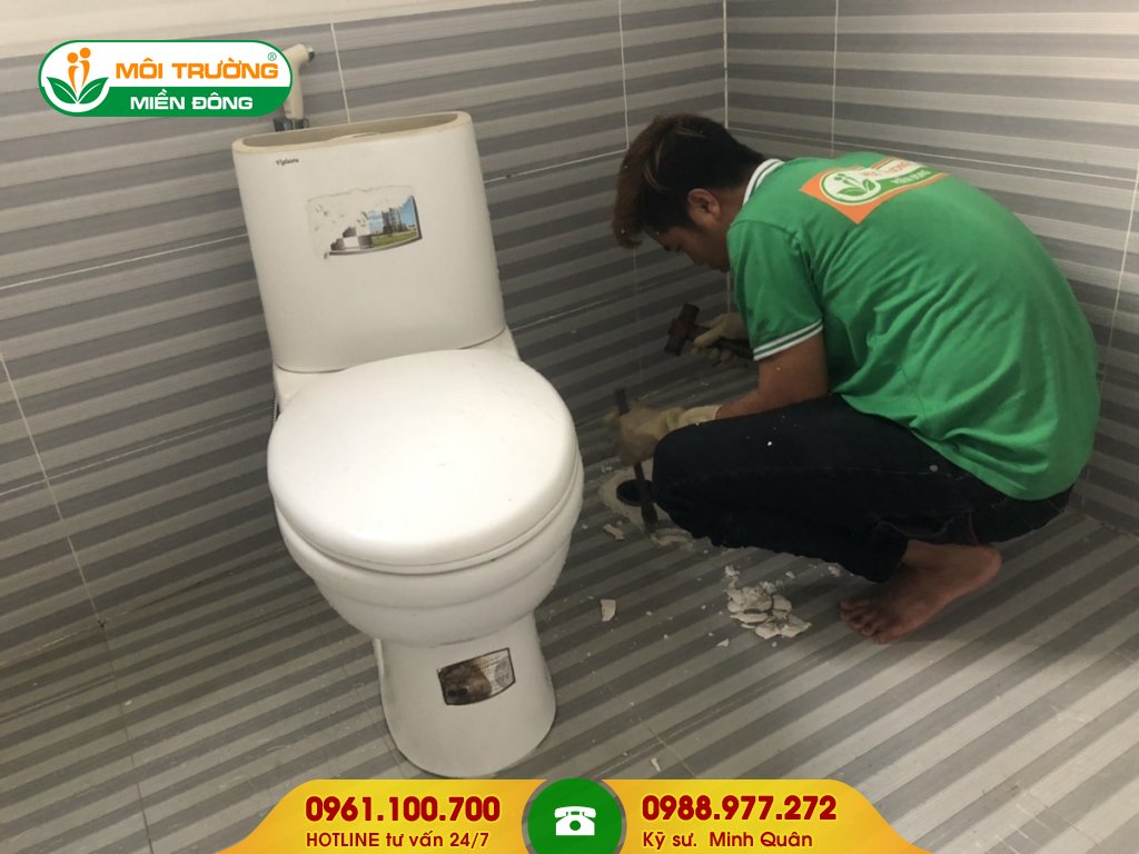 Giá dịch vụ thông tắc bồn cầu bằng phương pháp đục bồn cầu