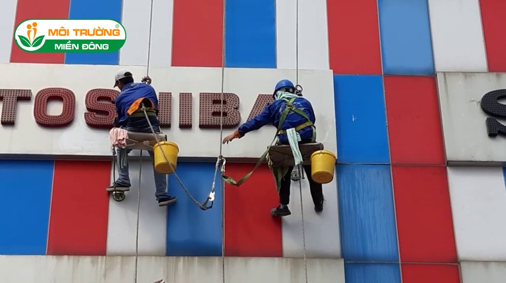 Báo giá dịch vụ vệ sinh biển hiệu quảng cáo