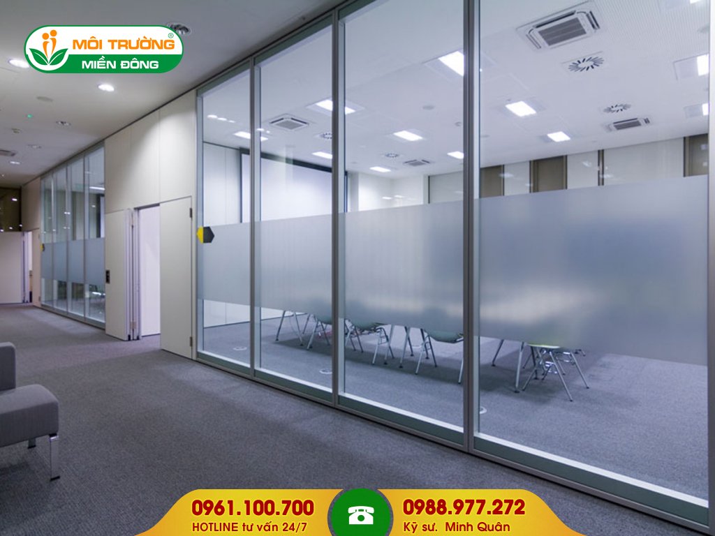 Đơn giá dịch vụ vệ sinh kính văn phòng