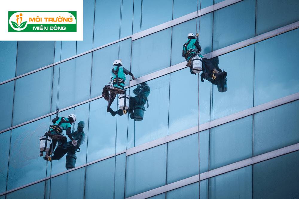 Dự toán dịch vụ vệ sinh kính văn phòng