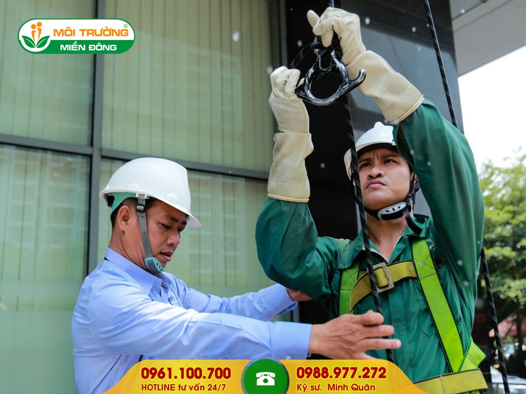 Báo giá dịch vụ vệ sinh kính văn phòng